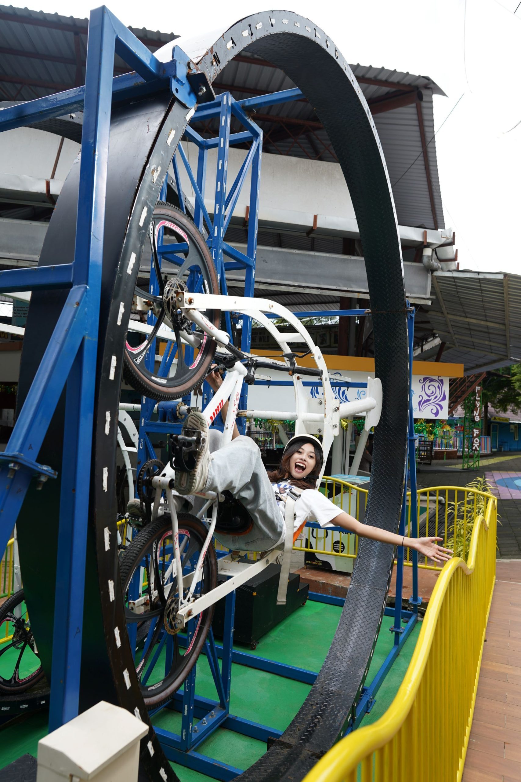 Sensasi Berputar 360 Derajat Di Wahana Sepeda 360 Batu Ekonomis Park