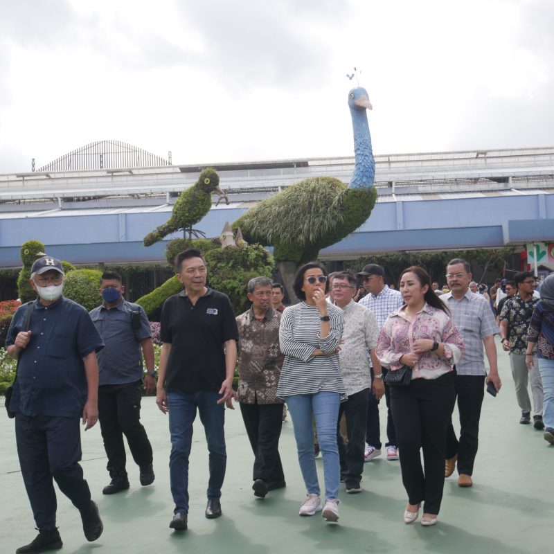 Ibu Sri Mulyani Melihat Suasana Wisata Batu Love Garden