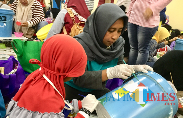 Dukung Raih Adipura, Fun Tech Plaza Gelar Lomba Melukis Tong Sampah