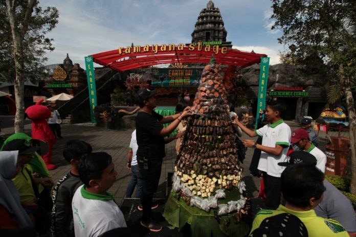 Tumpeng Polo Pendem Hingga Flashmob, Ini Cara Eco Green Park Peringati Hari Bumi
