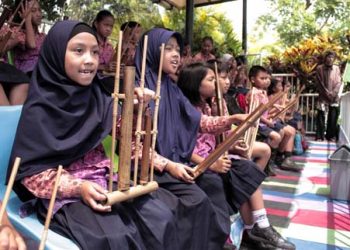 Ratusan Siswa Siswi Sekolah Dasar Bermain Angklung Di Atas Buaya Raksasa