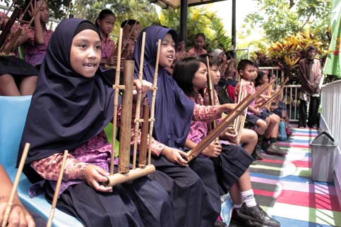 Ratusan Siswa Siswi Sekolah Dasar Bermain Angklung Di Atas Buaya Raksasa