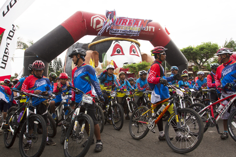 Ribuan Cyclist Menyibak Suhu Dingin Kota Batu Dalam Rangka Hut Jatim Park 1