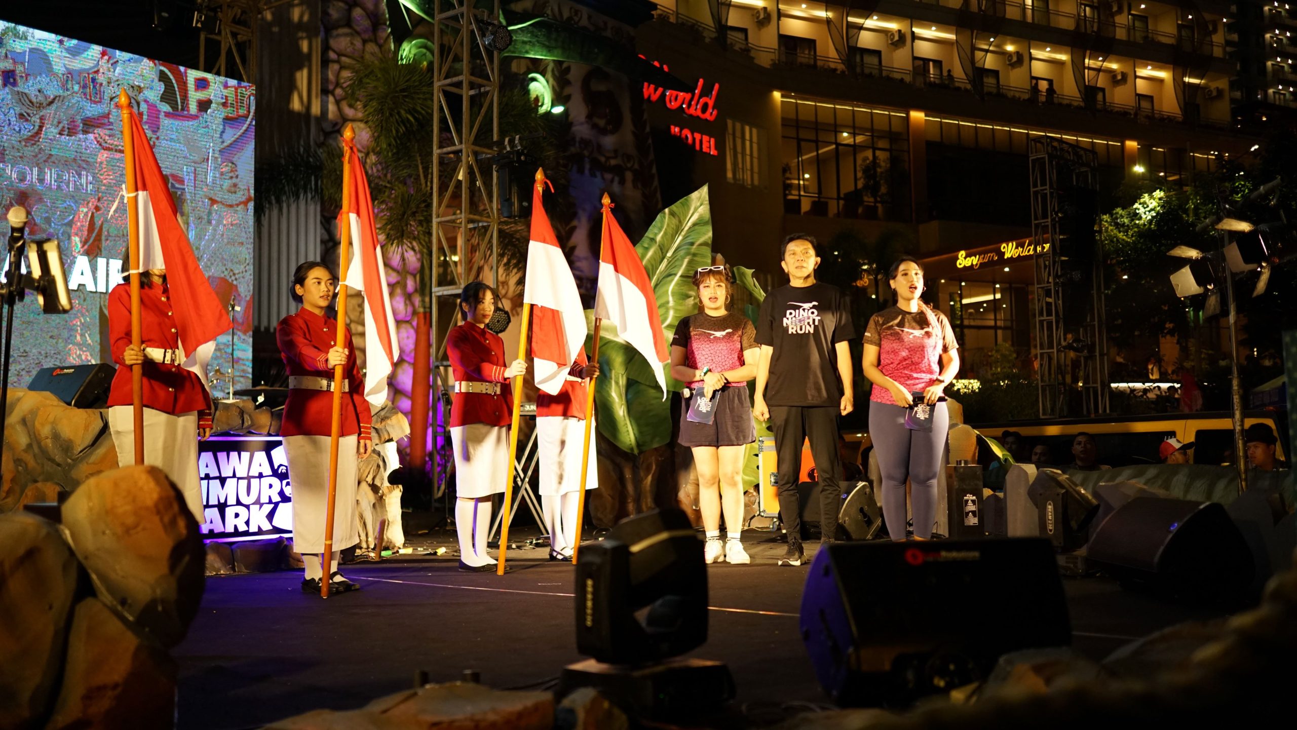 Menyanyikan Indonesia Raya Dino Night Run 2023 1