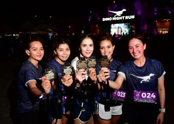 Ladies With Medal Dino Night Run 2023 2