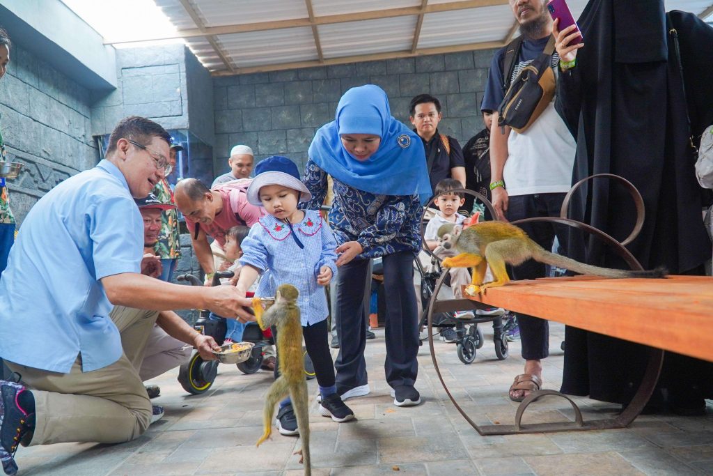 Libur Lebaran, Khofifah didampingi oleh Rio Imam Sendjojo Direktur Jawa Timur Park Group berwisata di Batu Secret Zoo Jatim Park 2.