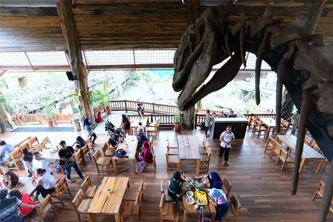 Food Court dan Cafe di Jawa Timur Park 3