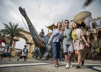 Life With Dino dengan suasana khas timur tengah bersama Dinosaurus