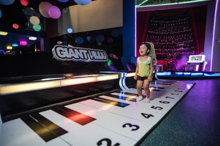 Giant Piano Di Fun Tech Plaza Bikin Anak Anak Gembira Penasaran