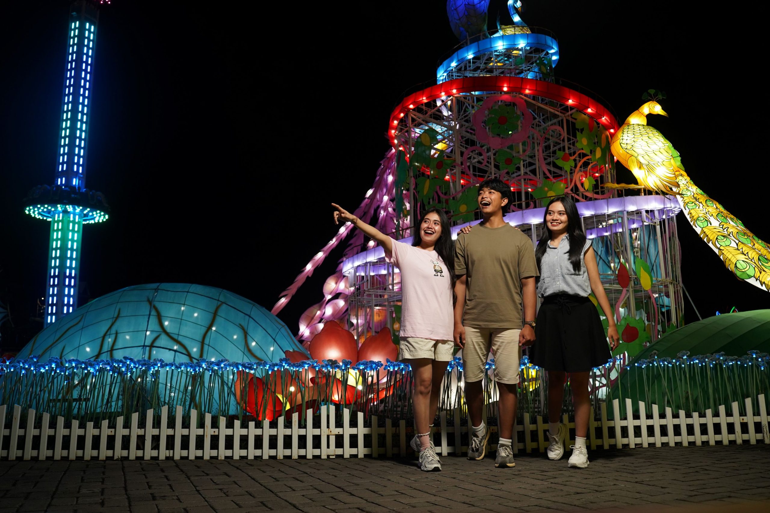 Lampion Milenial Glow Garden di Jatim Park 3, Menjelajahi Taman Cahaya yang Memadukan Keindahan Lampu, Tanaman, dan Wahana