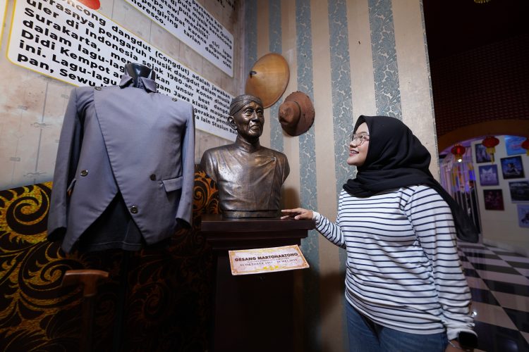 Kunjungi Spot Gesang Di Museum Musik Dunia Jtp 3! Kenang Maestro Keroncong Pencipta Bengawan Solo Lewat Koleksi Pribadinya