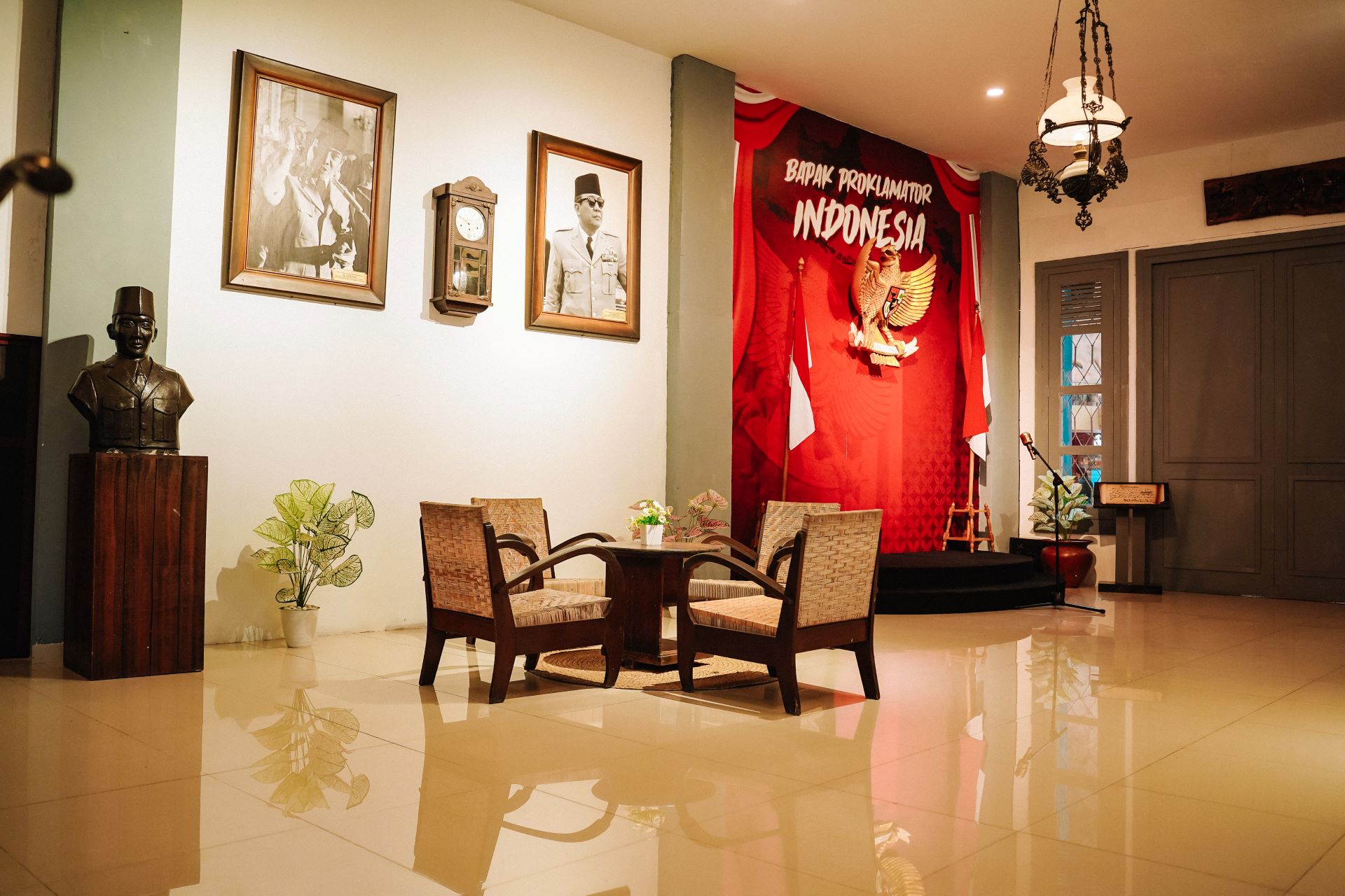 Kenang Sang Proklamator Di Soekarno Corner The Legend Stars Park Lewat Patung Lilin & Replika Istana Gebang.
