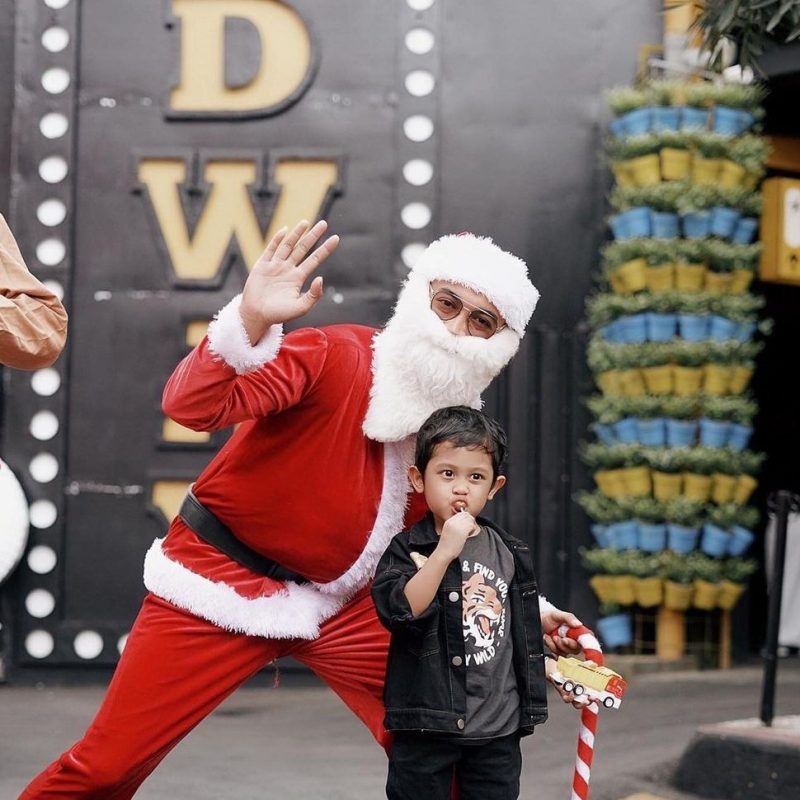 Foto Bersama Santa Clause Pada Saat Natal Di Museum Angkut